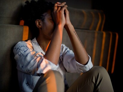 L'accumulo di stress cronico può contribuire allo sviluppo di condizioni fisiche come l'ipertensione, le malattie cardiovascolari e altri disturbi psicosomatici