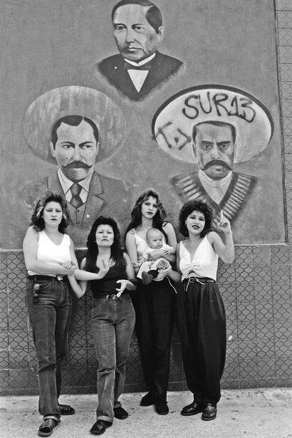 Graciela Iturbide, Cholas (Los mariachis), East L.A., Estados Unidos, 1986. Courtesy of Rosegallery