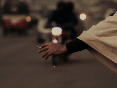 El checo se acomoda a quejas cortas. Aunque sabemos bastante de su idioma, cuando habla quejoso y apurado, no le entendemos una palabra. Excepto sí lo del cigarrillo