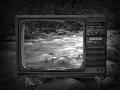 Televisor antiguo frente a un río