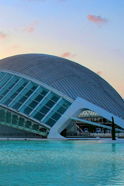 Edifico moderno en la Ciudad de las Artes y Ciencias, Valencia, España