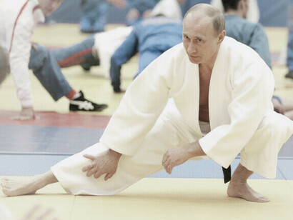 Vladimir Putin fa stretching prima dell'allenamento di judo