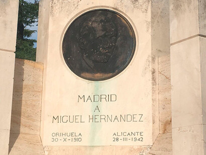 Monumento a Miguel Hernández en el Parque del Oeste en Madrid, España