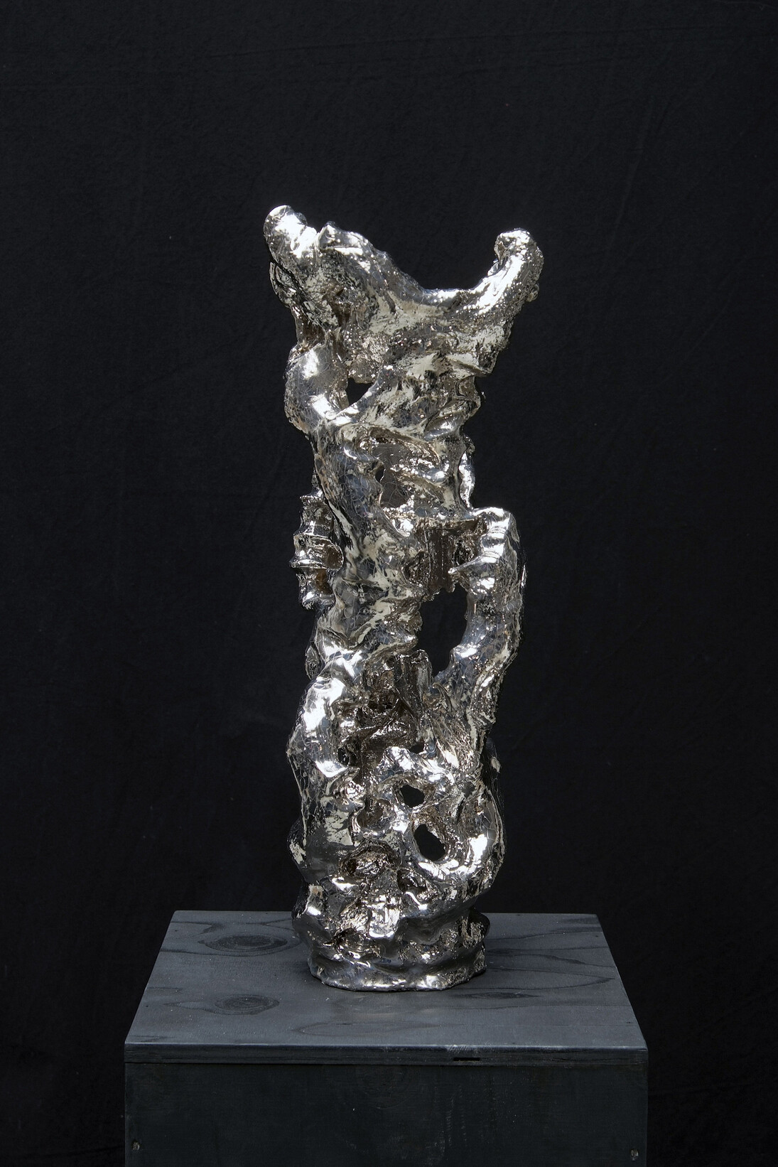 Markus Karstiess, Morris Doe, Detail, 2010
Platinum glazed cera- mic, 50 x 29 x 18 cm © Markus Karstiess/ VG Bild-Kunst, Bonn 2007-2015. Courtesy the artist and Bruce Haines Mayfair