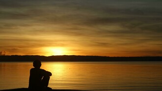 Sofrer maus tratos, torturas que causam dores físicas enquanto vivenciadas como o que acontece, como o que está acontecendo não é prazeroso, é aniquilador, salvo quando se percebe e aceita a impotência diante do que está ocorrendo. Aceitar, seja a impotência diante da dor, seja a participação diante do prazer é um dos aspectos da aceitação do que ocorre. Aceitação equivale à remoção de montanhas, pois coloca o indivíduo diante dele próprio, seja o prazer, seja a dor sentida