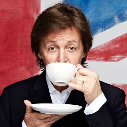 Paul McCartney disfrutando de una taza de té