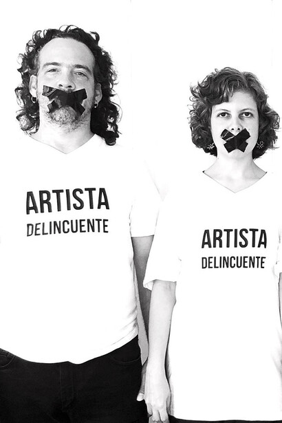 El decreto exige la aprobación de las autoridades para que los artistas puedan presentar su trabajo al público y crea la figura del inspector que podrá cerrar una exposición o terminar un concierto si determina que estos no están acorde con la política cultural de la revolución