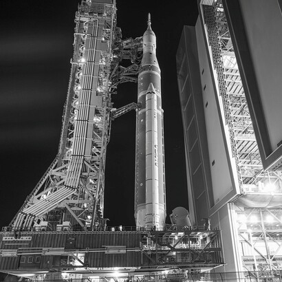 Il razzo SLS (Space Launch System) della missione Artemis II della NASA e la navicella spaziale Orion vengono trasportati al Complesso di lancio 39B, venerdì 20 marzo 2026, presso il Kennedy Space Center della NASA in Florida. Crediti fotografici: NASA/John Kraus