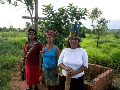 Miembros de la comunidad indígena guaraní Takuara junto a la tumba de Marcos Veron, líder indígena guaraní asesinado en 2003 por reclamar su tierra ancestral. © Survival International / Survival
