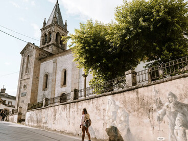 Llegamos a Sarria el día 31 de diciembre, con tiempo para instalarnos, organizar un poco la ruta de la semana y pasar la noche de fin de año en el pueblo. Iglesia de Santa Mariña, Sarría, Galicia, España