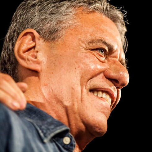 Na cançaõ Geni e o Zepelim, Chico Buarque reflete sobre a marginalização e objetificação das mulheres pela sociedade