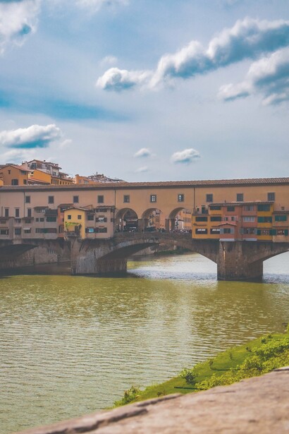 Ponte Vecchio sul fiume Arno, Firenze, Italia. "Quattro cuori che battono a tempo  
nel rosso tramonto sull’Arno che scivola e va"