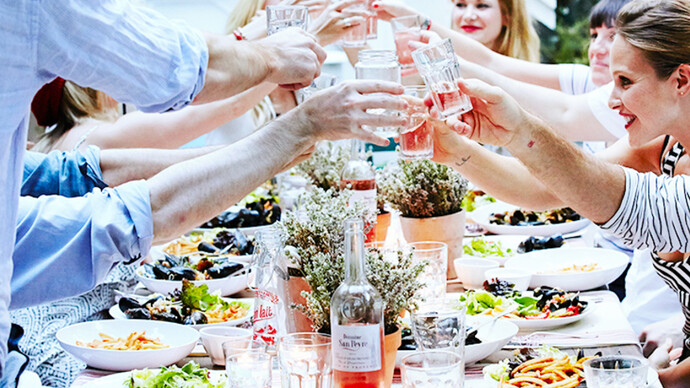 Dinner Party Andrew © Arthur via Domaine Home
