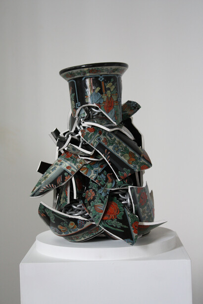 Nothing asit seems, 2017, ceramica, alluminio, misure variabili. Courtesy of Galleria Antonio Verolino