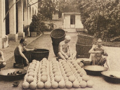 Herstellung von Opiumkugeln in einer indochinesischen Fabrik, aus der Zeitschrift L'Illustration, 29. Februar 1896.