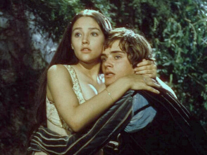 Romeo e Giulietta, film di Franco Zeffirelli, (1968), scena dal film. Shakespeare ci trasforma in attori, ci mette su un palco, ci lascia da soli con le nostre tragedie, anche se non abbiamo letto nessuna delle sue opere