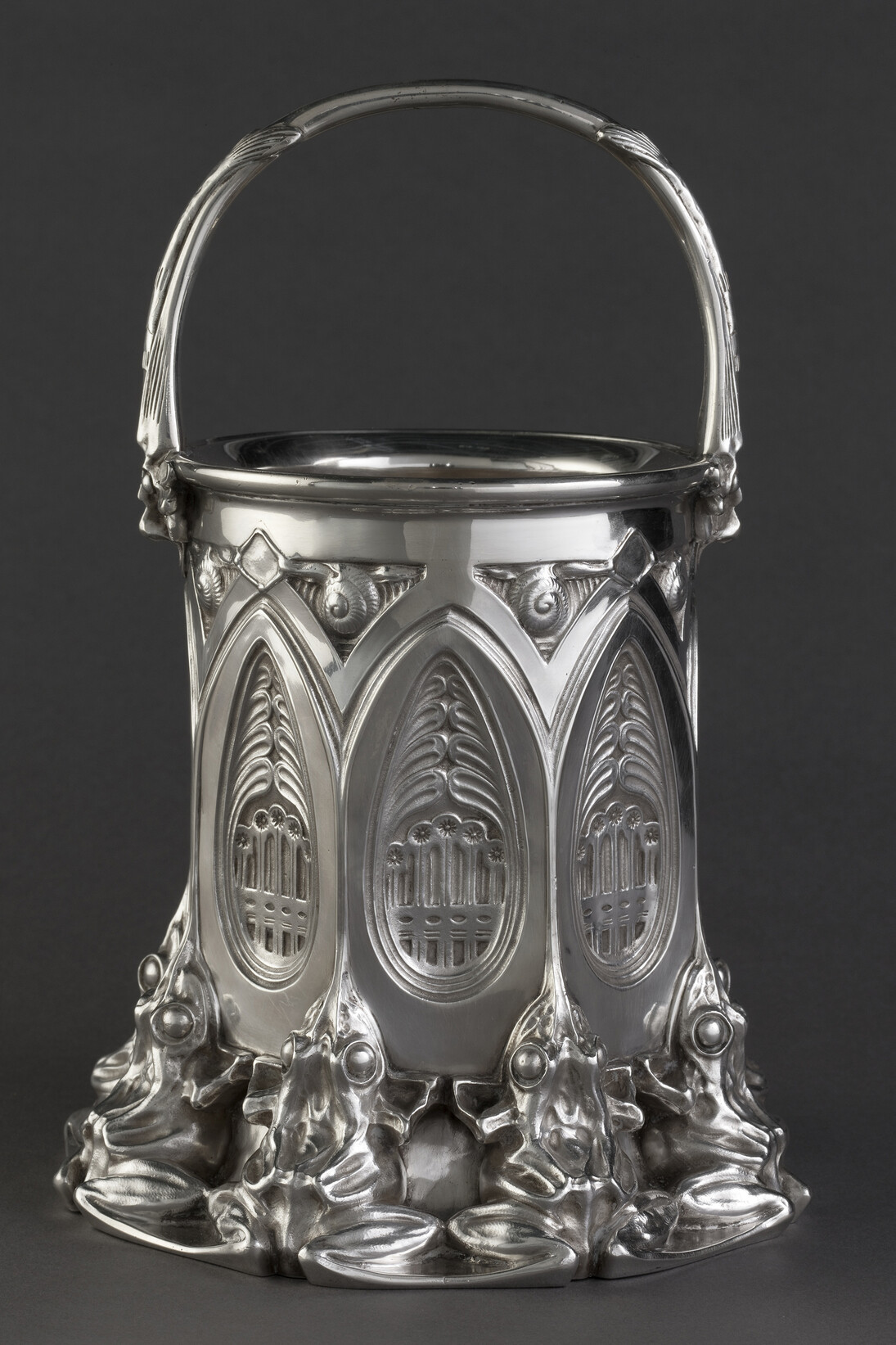 Carlo Bugatti et Adrien Hébrard (fondeur), Seau à glace, 1907, Argent, 25 cm x 16,2 (diam.), Paris, Musée d’Orsay © Musée d’Orsay Dist. RMN-grand Palais / Patrice Schmidt