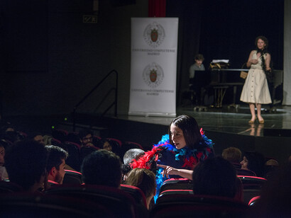 Una actriz interacciona con el público en la entrega de premios del XXI Certamen de Teatro Universitario de la Universidad Complutense de Madrid.