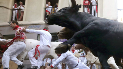Un toro al galope por las calles del centro de Pamplona durante un encierro de San Fermín