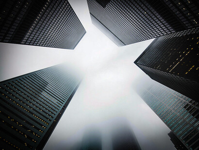 La tour de Babel. Ces structures internes du langage sont les opérateurs relationnels formés par les verbes qui sont des structures analogiques mimétiques du réel, structures qui jouent avec des concepts qui sont pris comme des truchements forcément désubstantialisés du réel