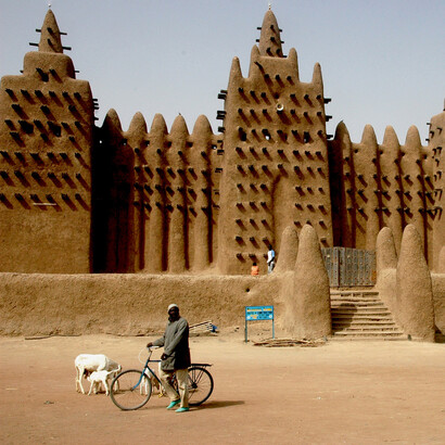 La moschea più grande al mondo è costruita con mattoni di argilla, paglia e olio