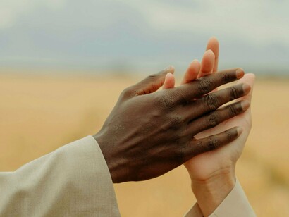 Um exemplo emblemático pode ser observado em iniciativas de economia criativa que unem tradição e tecnologia. Comunidades indígenas e quilombolas, por exemplo, têm utilizado ferramentas digitais para valorizar e comercializar seus produtos culturais, preservando saberes ancestrais ao mesmo tempo em que se inserem na economia global