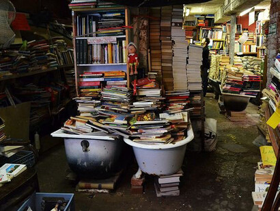 I libri nelle vasche alla Libreria Acqua alta