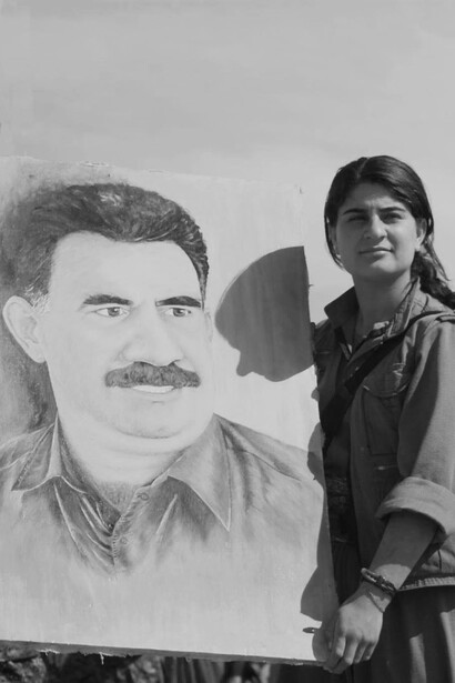 Combatientes del PKK y YBS sostienen un retrato de Abdullah Ocalan