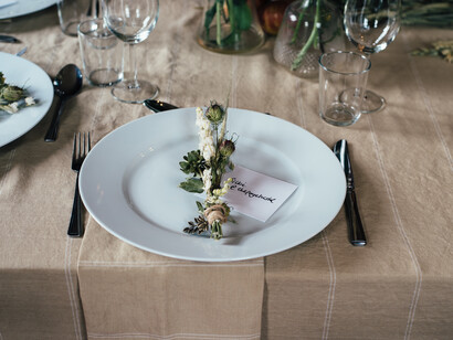 La mesa nos remonta al fogón de los antiguos, ronda primitiva donde se tejen las narraciones que evocan nuestras raíces