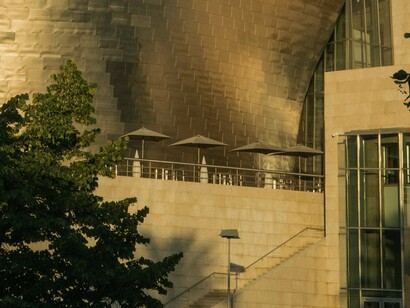 Museu Guggenheim de Bilbao, na Espanha. O frade era falante nativo e queria testar materiais enviados do País Basco. Carlos saiu daquela aula com uma certeza ainda tímida, mas firme: havia encontrado ali algo que o chamava pelo nome. Décadas depois, o brilho que recorda esse momento ainda aparece em sua voz