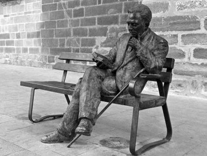 Estatua de Antonio Machado, en la calle San Pablo, junto a la fachada del Nuevo Casino