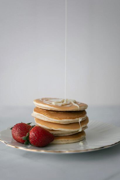 
Descubra como o leite condensado revolucionou a doçaria brasileira criando delícias como o pudim brigadeiro e beijinho