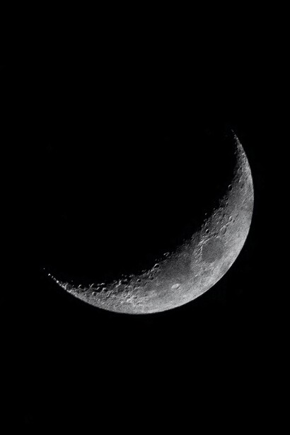 Ecate è associata alle fasi della luna, riflettendo i cicli di nascita, pienezza e declino