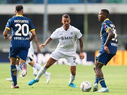 Foto ufficiale di uno scambio durante la partita Hellas Verona-Napoli, @sscNapoli