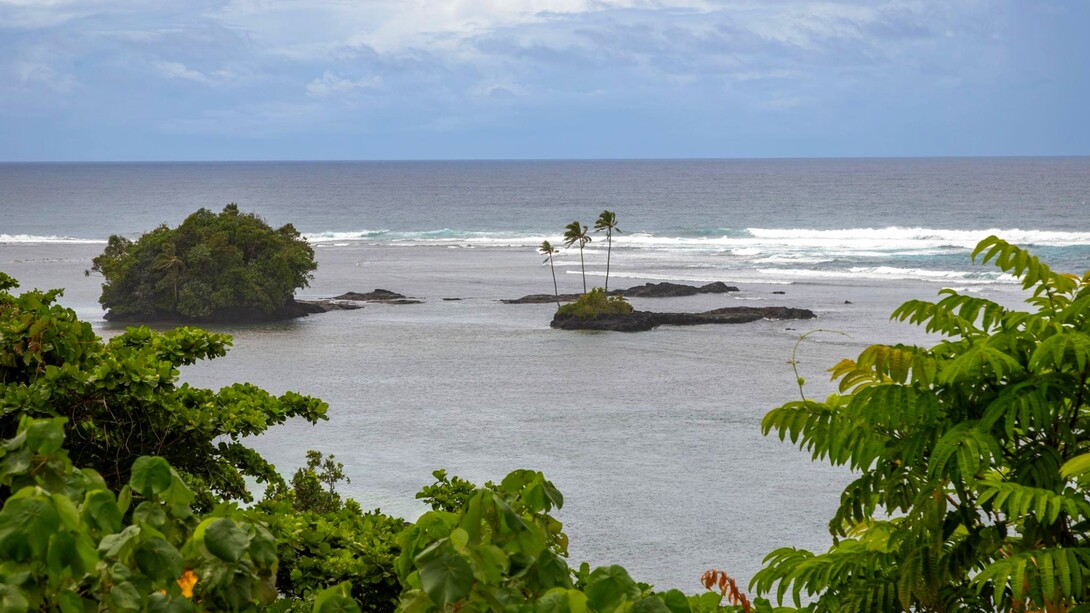 Cross Island Road, in alcuni punti la strada è a pochi metri dall’oceano. Western Samoa, foto di Giò Barbieri
