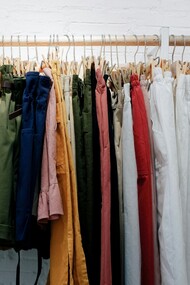 Il fast fashion produce abbigliamento a basso costo, ma spesso a spese di pratiche di lavoro eticamente discutibili