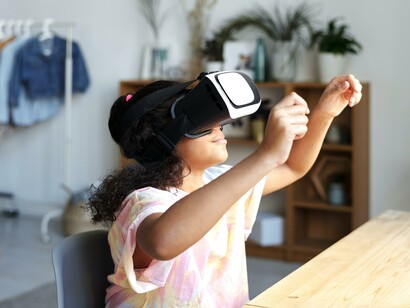 Menina jogando na realidade virtual