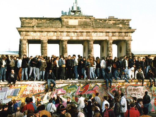 Demonstrators on the Berlin Wall 