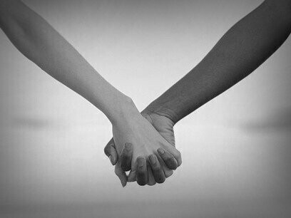 Mãos dadas. O nosso beijo já existia, silencioso, guardado nos cantos dos nossos olhares desviados, nos sorrisos que vinham com promessas que nenhuma de nós ousava verbalizar