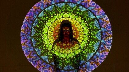 Tudo que é Divino, usado para a grandeza do que está na Terra, expande-se, o Reiki, então, chegou ao Ocidente pelas mãos da havaiana Hawayo Takata, que após restabelecer a saúde com a terapia, decidiu aprender para divulgá-la. Ela estudou por dois anos no Japão para transmitir o conhecimento e semear o método de cura que tanto a ajudou. Hawayo Takata fundou a American International Reiki Association