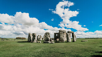 Stonehenge, Angleterre. Stonehenge attire des millions de visiteurs chaque année et demeure l'un des plus grands mystères de l'histoire de l'humanité