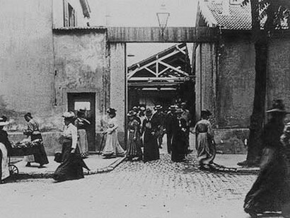 Immagine del film 'L'uscita degli operai dalle fabbriche Lumière' (1895)