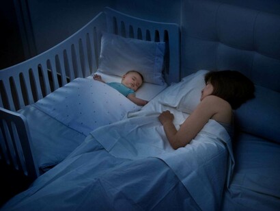 Bebé durmiendo junto a su madre