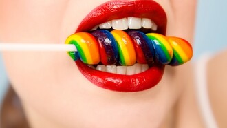 Comiendo un polo de frutas tropicales