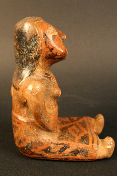 Figura antropomorfa: Coquero

Materiales: Cerámica

Desarrollos Regionales 500 a.C.- 500 d.C.

Medidas: 131mm de alto x 100 mm de ancho