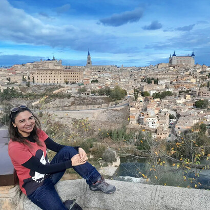 Cristina Correa durante su estancia en Toledo, España. Cristina, periodista y escritora, se ha convertido en una nómada digital, viajando a más de 26 países mientras trabaja de manera remota desde 2021