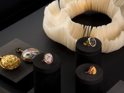 Jewellery and figure, exhibition view. Courtesy of the Museum of Decorative Arts