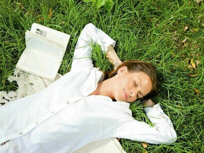 Durmiendo sobre la hierba