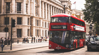 Un autobús rojo en el centro de la capital inglesa