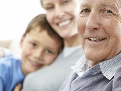 Un anciano con su familia